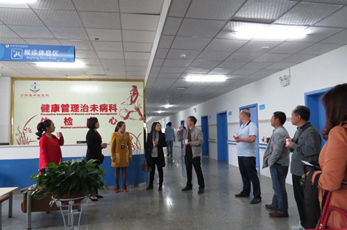 实地查看科室建设_副本.jpg 实地查看科室建设_副本.jpg
